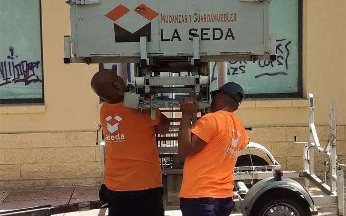 GRUA-ELEVADORA-MUDANZAS-EN-GUADALAJARA-LA-SEDA