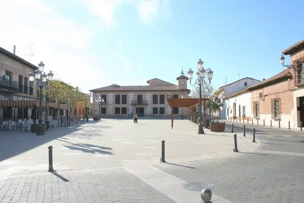 Mudanzas en El Casar 1 Mudanzas en El Casar: equipo de La Seda cargando en una urbanización del municipio, Guadalajara