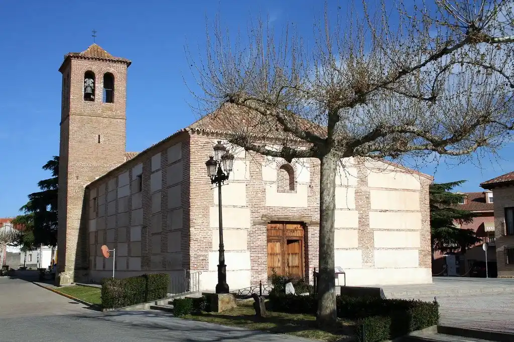 Mudanzas en Torrejón del Rey 1 Mudanzas en Torrejón del Rey: vehículo de La Seda en el casco del municipio, Guadalajara